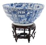 Stamp of Feldman International Auctions » Art d'Orient & d'Extrême-Orient / Asian & Oriental Art Chine. Grand bol « Kraak » en porcelaine Bleu & Blanc. Période Wanli (1573 - 1619)