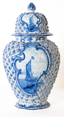 Stamp of Feldman International Auctions » Mobilier, Objets d'Art & Design / Furniture, Objets d'Art & Design Delft. Paire de vases couverts balustre en faience. XIXème siècle