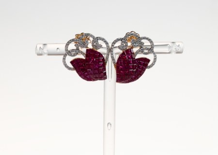 Stamp of Feldman International Auctions » Bijoux - Haute Joaillerie / Jewellery PAIRE DE BOUCLES D'OREILLES