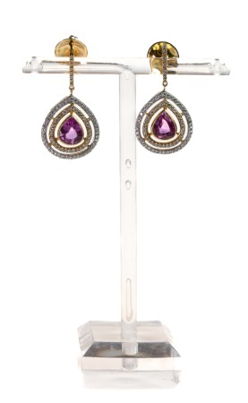 Stamp of Feldman International Auctions » Bijoux - Haute Joaillerie / Jewellery PAIRE DE BOUCLES D'OREILLES