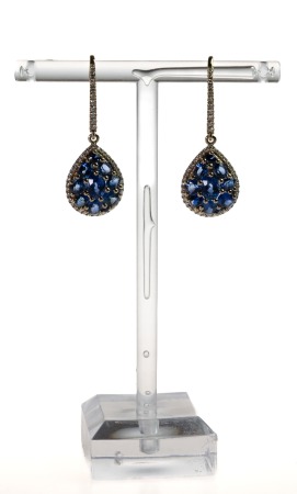 Stamp of Feldman International Auctions » Bijoux - Haute Joaillerie / Jewellery PAIRE DE BOUCLES D'OREILLES