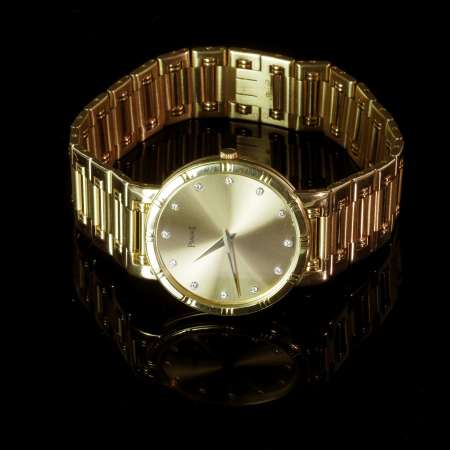 Stamp of Feldman International Auctions » Montres / Watches PIAGET. Montre à quartz en or 750