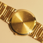 Stamp of Feldman International Auctions » Montres / Watches PIAGET. Montre à quartz en or 750