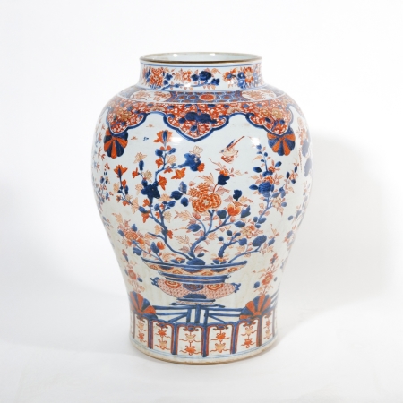 Stamp of Feldman International Auctions » Art d'Orient & d'Extrême-Orient / Asian & Oriental Art Japon, Arita. Pot à gingembre ou potiche en porcelaine Imari. XIXème siècle, époque Meiji (1868-1912)