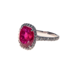 Stamp of Feldman International Auctions » Bijoux - Haute Joaillerie / Jewellery Bague rubis, diamants en or 750 gris , non chauffée , rouge pourpre , forte saturation