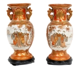 Stamp of Feldman International Auctions » Art d'Orient & d'Extrême-Orient / Asian & Oriental Art Japon. Paire de vases en porcelaine Kutani. Fin XIXème-Début XXème siècle, probablement Meiji (1868-1912)