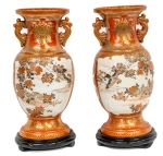 Stamp of Feldman International Auctions » Art d'Orient & d'Extrême-Orient / Asian & Oriental Art Japon. Paire de vases en porcelaine Kutani. Fin XIXème-Début XXème siècle, probablement Meiji (1868-1912)