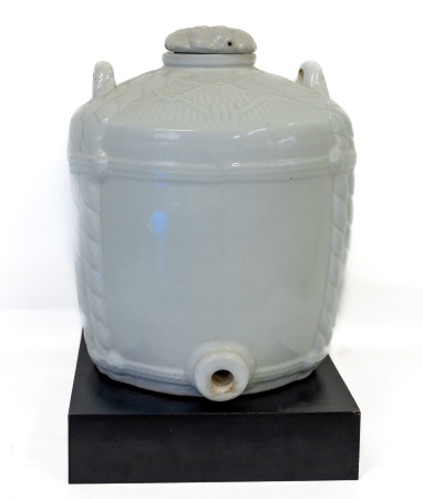 Stamp of Feldman International Auctions » Art d'Orient & d'Extrême-Orient / Asian & Oriental Art Japon. Bail à Saké en céramique imitant la forme d’un komodaru. Fin XIXème - Début XXème siècle