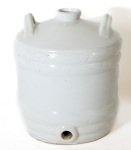 Stamp of Feldman International Auctions » Art d'Orient & d'Extrême-Orient / Asian & Oriental Art Japon. Bail à Saké en céramique imitant la forme d’un komodaru. Fin XIXème - Début XXème siècle et Japon. Ensemble à saké