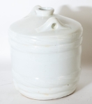 Stamp of Feldman International Auctions » Art d'Orient & d'Extrême-Orient / Asian & Oriental Art Japon. Bail à Saké en céramique imitant la forme d’un komodaru. Fin XIXème - Début XXème siècle et Japon. Ensemble à saké