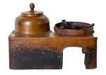 Stamp of Feldman International Auctions » Art d'Orient & d'Extrême-Orient / Asian & Oriental Art Japon. Kandouko (réchaud) en cuivre. Fin de l’époque Edo (1603-1868) ou Début de l’époque Meiji (1868-1912)