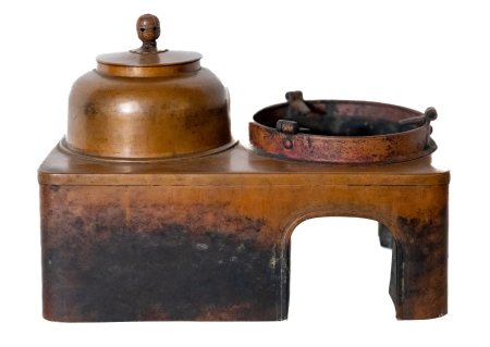 Stamp of Feldman International Auctions » Art d'Orient & d'Extrême-Orient / Asian & Oriental Art Japon. Kandouko (réchaud) en cuivre. Fin de l’époque Edo (1603-1868) ou Début de l’époque Meiji (1868-1912)