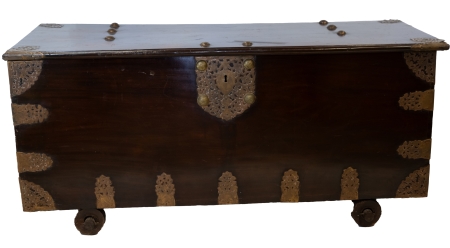 Stamp of Feldman International Auctions » Art d'Orient & d'Extrême-Orient / Asian & Oriental Art Japon. Coffre en bois et laiton. XIXème siècle