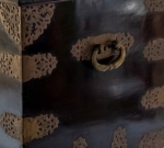 Stamp of Feldman International Auctions » Art d'Orient & d'Extrême-Orient / Asian & Oriental Art Japon. Coffre en bois et laiton. XIXème siècle