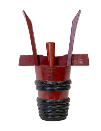 Stamp of Feldman International Auctions » Art d'Orient & d'Extrême-Orient / Asian & Oriental Art Japon. Tsunodaru (tonnelet à saké) en bois laqué rouge