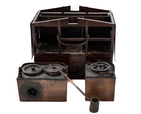 Stamp of Feldman International Auctions » Art d'Orient & d'Extrême-Orient / Asian & Oriental Art Japon. Nécessaire à pique-nique et réchaud à saké portatif