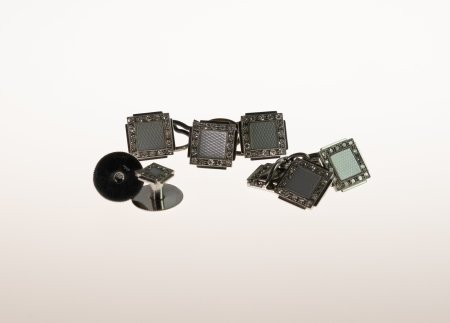 Stamp of Feldman International Auctions » Bijoux - Haute Joaillerie / Jewellery Lot de 7 boutons de manchettes carrés en platine sertis de diamants