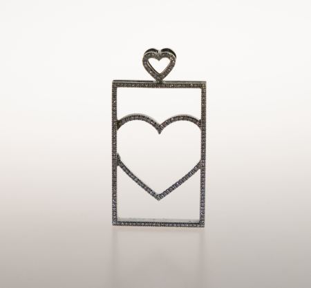 Stamp of Feldman International Auctions » Bijoux - Haute Joaillerie / Jewellery Pendentif en platine 950 coeur