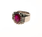Stamp of Feldman International Auctions » Bijoux - Haute Joaillerie / Jewellery Bague en or gris 750 sertie d’un rubis oval facetté et diamants