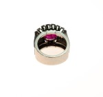 Stamp of Feldman International Auctions » Bijoux - Haute Joaillerie / Jewellery Bague en or gris 750 sertie d’un rubis oval facetté et diamants