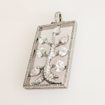 Stamp of Feldman International Auctions » Bijoux - Haute Joaillerie / Jewellery Pendentif arbre en platine 950 rectangulaire , diamants