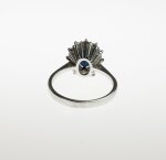 Stamp of Feldman International Auctions » Bijoux - Haute Joaillerie / Jewellery Bague en or gris 750 sertie d’un saphir facetté et entourré diamants