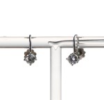 Stamp of Feldman International Auctions » Bijoux - Haute Joaillerie / Jewellery Paire de Boucles d'oreilles en or gris 750