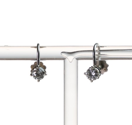 Stamp of Feldman International Auctions » Bijoux - Haute Joaillerie / Jewellery Paire de Boucles d'oreilles en or gris 750