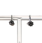 Stamp of Feldman International Auctions » Bijoux - Haute Joaillerie / Jewellery Paire de Boucles d'oreilles en or gris 750