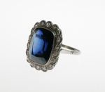 Stamp of Feldman International Auctions » Bijoux - Haute Joaillerie / Jewellery Bague en or gris 750 sertie d'un saphir coussin facetté