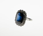 Stamp of Feldman International Auctions » Bijoux - Haute Joaillerie / Jewellery Bague en or gris 750 sertie d'un saphir coussin facetté