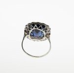 Stamp of Feldman International Auctions » Bijoux - Haute Joaillerie / Jewellery Bague en or gris 750 sertie d'un saphir coussin facetté