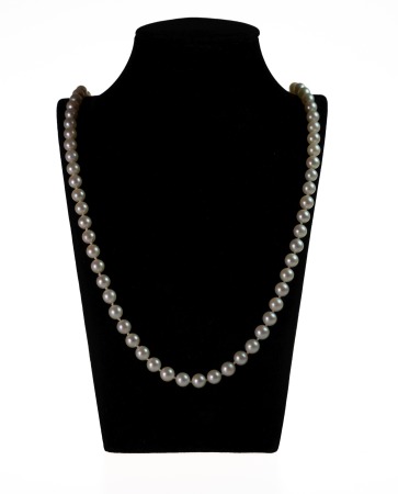 Stamp of Feldman International Auctions » Bijoux - Haute Joaillerie / Jewellery Collier composé d'un rang de perles mesurant 6.5mm,