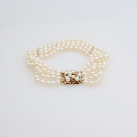 Stamp of Feldman International Auctions » Bijoux - Haute Joaillerie / Jewellery Collier de perles composé de quatre rangs de perles