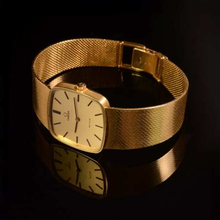 Stamp of Feldman International Auctions » Montres / Watches Montre Omega de Ville en or 750