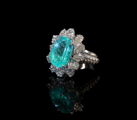 Stamp of Feldman International Auctions » Bijoux - Haute Joaillerie / Jewellery Bague tourmaline Paraiba et diamants   Ornée d'une