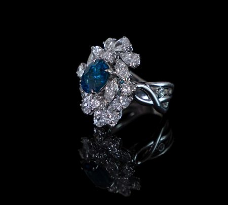 Stamp of Feldman International Auctions » Bijoux - Haute Joaillerie / Jewellery Bague tourmaline Paraiba et diamants   Ornée d'une