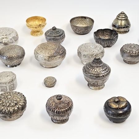 Stamp of Feldman International Auctions » Art d'Orient & d'Extrême-Orient / Asian & Oriental Art BETEL-NUT BOX