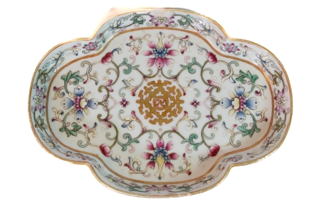 Stamp of Feldman International Auctions » Art d'Orient & d'Extrême-Orient / Asian & Oriental Art RARE PLAT QUADRILOBÉ, MARQUE ET PERIODE JIAQING (1796-1820)