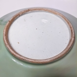 Stamp of Feldman International Auctions » Art d'Orient & d'Extrême-Orient / Asian & Oriental Art GRAND PLAT en céladon de la dynastie Qing (Chine environ XVIIIe siècle