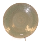 Stamp of Feldman International Auctions » Art d'Orient & d'Extrême-Orient / Asian & Oriental Art GRAND PLAT en céladon de la dynastie Qing (Chine environ XVIIIe siècle