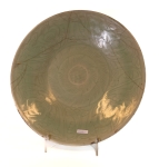 Stamp of Feldman International Auctions » Art d'Orient & d'Extrême-Orient / Asian & Oriental Art GRAND PLAT en céladon de la dynastie Qing (Chine environ XVIIIe siècle