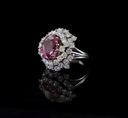 Stamp of Feldman International Auctions » Bijoux - Haute Joaillerie / Jewellery BAGUE SAPHIR ROSE ET DIAMANTS