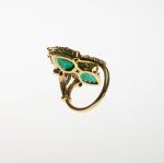 Stamp of Feldman International Auctions » Bijoux - Haute Joaillerie / Jewellery BAGUE DEUX EMEAUDES TAILLE POIRE ET DIAMANTSChaque