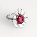 Stamp of Feldman International Auctions » Bijoux - Haute Joaillerie / Jewellery BAGUE RUBIS ET DIAMANTS en platine 950