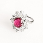 Stamp of Feldman International Auctions » Bijoux - Haute Joaillerie / Jewellery BAGUE RUBIS ET DIAMANTS en platine 950