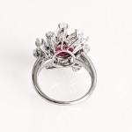 Stamp of Feldman International Auctions » Bijoux - Haute Joaillerie / Jewellery BAGUE RUBIS ET DIAMANTS en platine 950