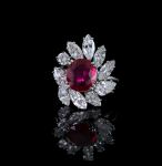 Stamp of Feldman International Auctions » Bijoux - Haute Joaillerie / Jewellery BAGUE RUBIS ET DIAMANTS en platine 950