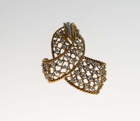 Stamp of Feldman International Auctions » Bijoux - Haute Joaillerie / Jewellery BROCHE DIAMANTS GÜBELIN.En or jaune 750, sertie de