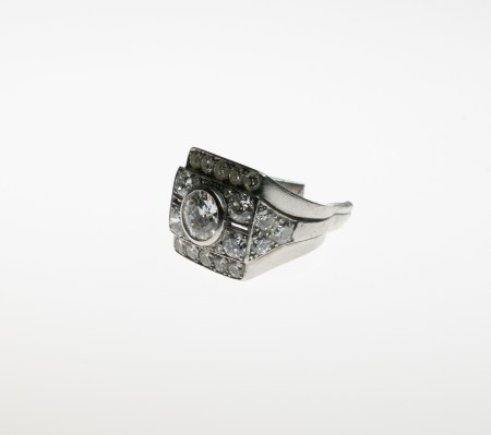 Stamp of Feldman International Auctions » Bijoux - Haute Joaillerie / Jewellery BAGUE OR GRIS ET DIAMANTS